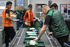 В СДЭК начали вручать посылки россиянам