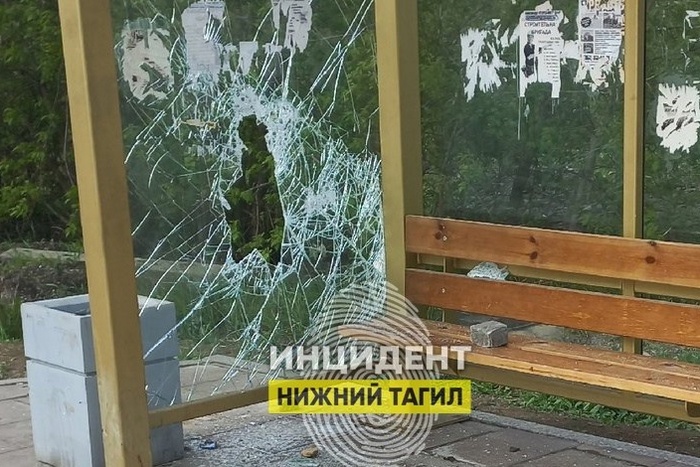 Вандалы разгромили новую остановку в Нижнем Тагиле