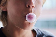 Докторы предупредили о неожиданной угрозы жевательной резинки