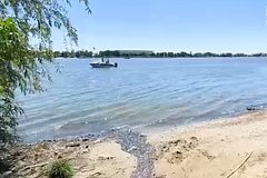 Обитатели русского городка посетовали на окрашивающийся в фиолетовый цвет Дон