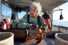 104-летняя девушка отказалась уходить на пенсию и продолжила ловить омаров