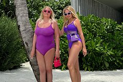 49-летняя Яна Рудковская и ее мама проявили фигуры в купальниках