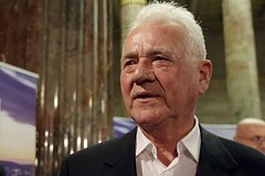 91-летнего миллиардера обвинили в изнасилованиях