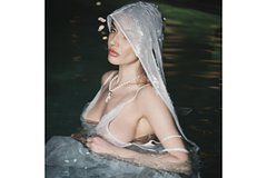 Алена Водонаева в платьице без бюстгальтера и с крестом на шее поплавала в бассейне