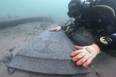 Археологи достали две средневековые могильные плиты с затонувшего корабля