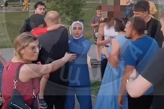 Заросший бородой мужик и девушка в платке избили россиянку и назвали себя жертвами