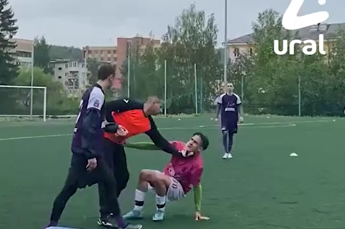 Футболисты устроили массовую стычку во время игры в Новоуральске