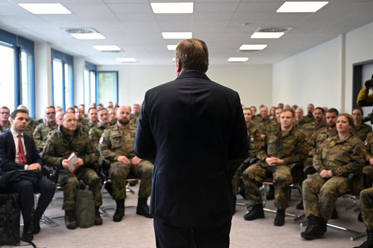 Министр обороны Германии призвал немцев готовиться к войне