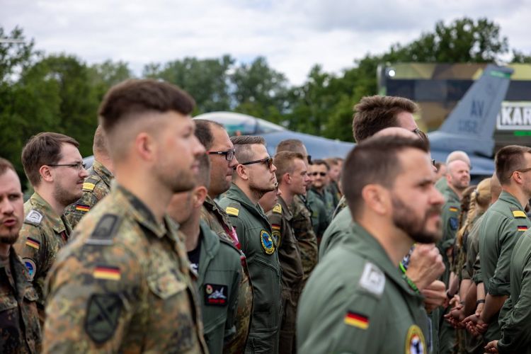 Министр обороны Германии призвал немцев готовиться к войне