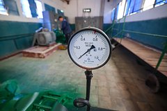 Сильный гейзер забил среди улицы в русском городке