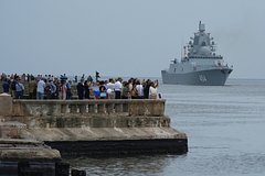 На борт русского фрегата захотели подняться около тысячи кубинцев