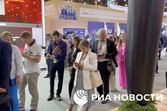 На ПМЭФ выстроилась очередь за одежкой с цитатами Путина