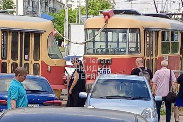 На Волгоградской трамвайчик сошёл с рельсов, протаранив забор