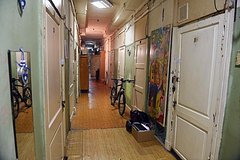 Парализованную россиянку 23 года не переселяли из общежития по реновации