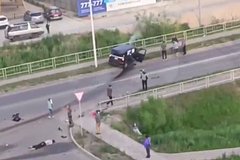 Опьяненный шофер влетел в массу жителей России. Тела погибших разметало параллельно дороги, посреди них есть детки