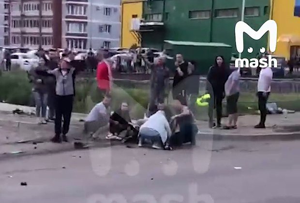 Пьяный водитель влетел в толпу россиян. Тела погибших разметало вдоль дороги, среди них есть дети