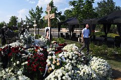 Пятилетнюю дочка Анастасии Заворотнюк привели на могилу мамы