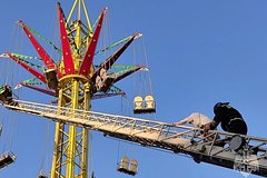 Гостей аттракциона эвакуировали с 12-метровой высоты в русском городке