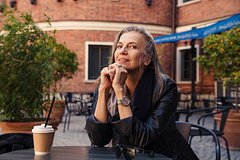 Старая девушка поцеловала женатого друга молодости и опешила