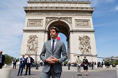 Премьер Франции попросил Макрона принять его отставку после проигрыша его партии