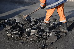 Русский бюрократ обвинил водителей в желании нажиться на ямах