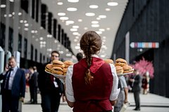 Цена сета икры с шампанским на ПМЭФ превысила среднюю заработную плату в Чечне