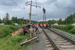 Тепловоз снес легковой автомобиль под Новоуральском (ФОТО)