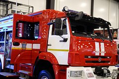 У пылающего строения бывшего ОКБ Сухого обвалилась кровля