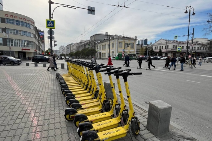 В центре Екатеринбурга паренек на электросамокате сбил 75-летнюю даму и уехал