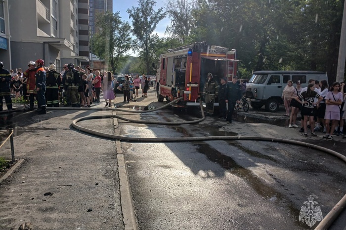 В Екатеринбурге вчера из пылающей «свечи» эвакуировали 300 человек (ФОТО, ВИДЕО)