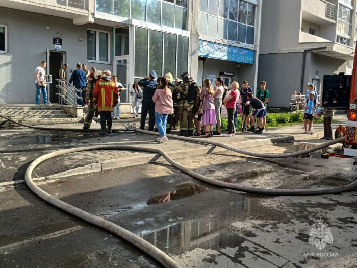 В Екатеринбурге накануне из горящей «свечки» эвакуировали 300 человек (ФОТО, ВИДЕО)
