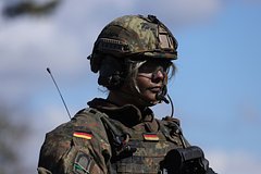 В Германии захотели посылать дам на неотклонимую военную службу