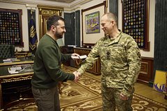 В Киеве предупредили главкома ВСУ об опасности от Зеленского
