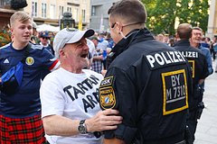 В германской милиции призвали британских болельщиков использовать наркотики заместо спиртного