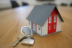 В РФ зафиксировали понижение цен на новостройки