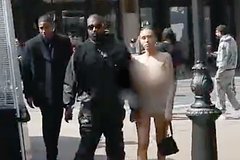 Супруга Канье Уэста обнажила ягодицы публично
