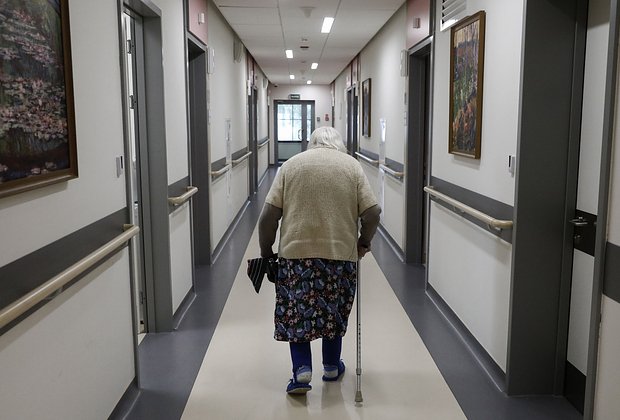 Болезнь Альцгеймера: как ухаживать за больными деменцией