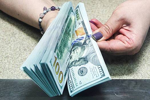 Курс доллара опустился ниже 100 рублей