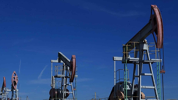 Цена на нефть марки Brent упала ниже $59 впервые с февраля 2021 года