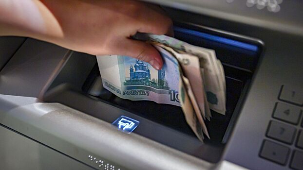 Россияне стали чаще снимать наличные в банкоматах