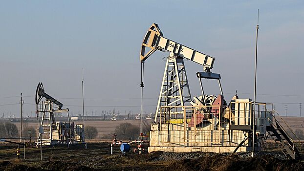 ЕК настаивает на снижении потолка цен на нефть из России