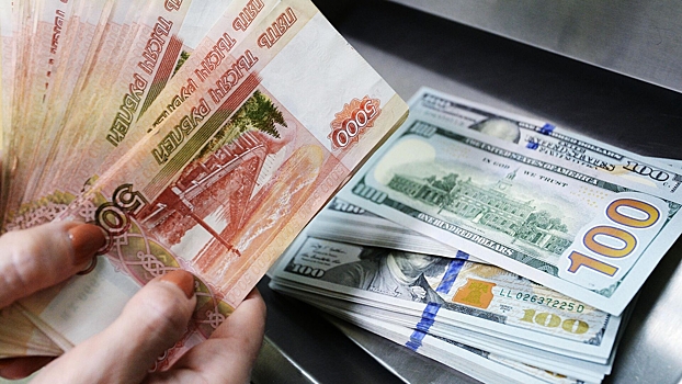 Курс доллара снова опускается на внебиржевых торгах