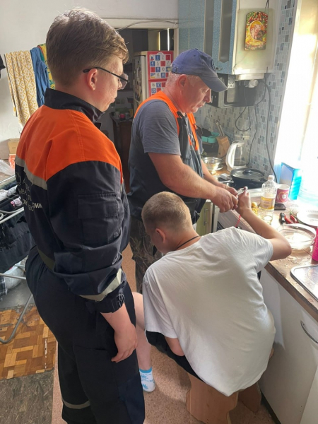 Мужчине пришлось обратиться за помощью из-за узкого кольца