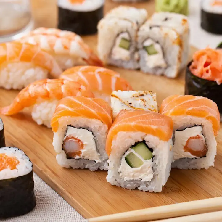 Суши на столе